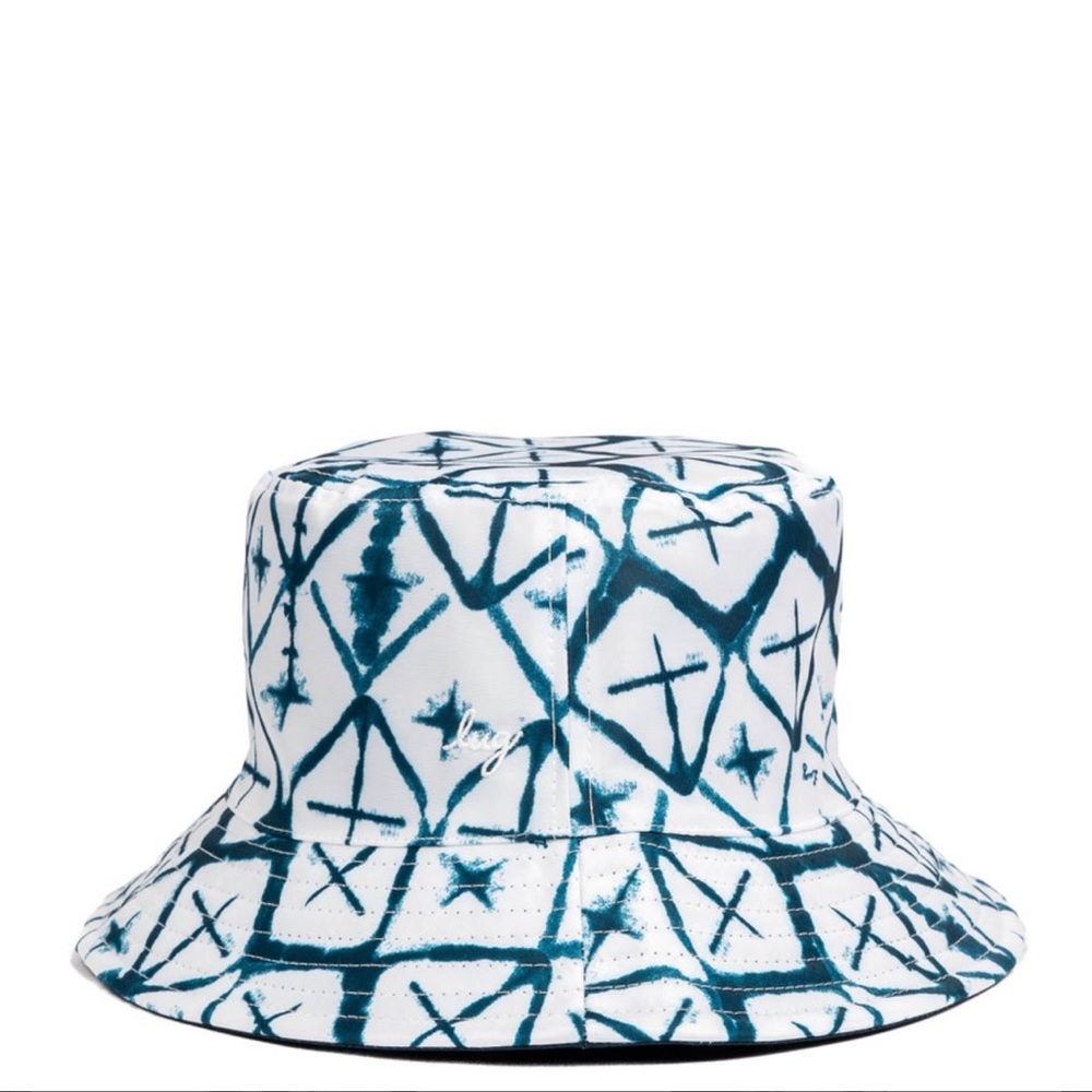 Lug Canopy Reversible Bucket Hat in Diamond White.